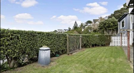 Sea views, flat lawn, close to shops & beach - Photo 5