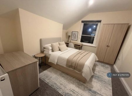 1 bedroom in a flat share to rent - Photo 3