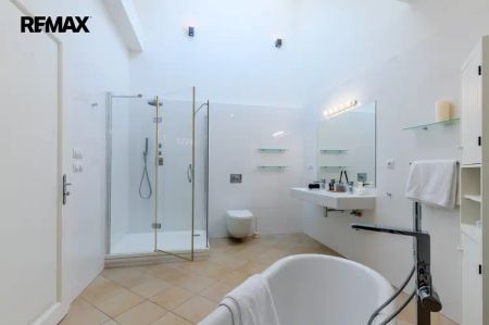 Luxusní mezonet 3+kk k dlouhodobému pronájmu v srdci Prahy – klidná ulice Opatovická - Фото 2