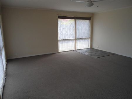 charming 3 bedroom home - Photo 3