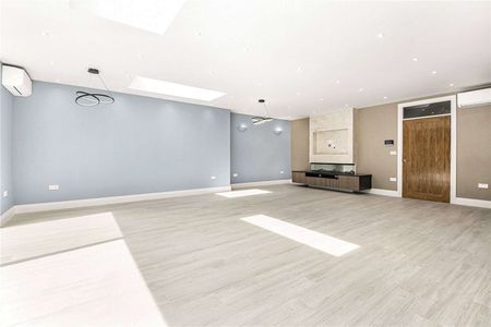 A magnificent detached family home benefiting from grand proportions and a mature south facing garden with an outbuilding. - Photo 3