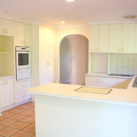 Spacious 4-Bedroom Family Home in Great Neighbourhood - Photo 4