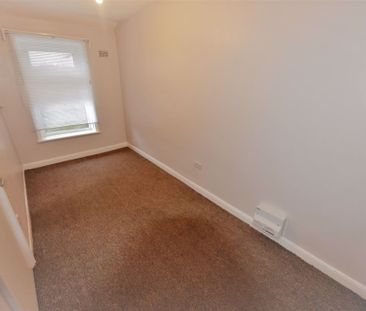2 bedroom Flat in Springwood Road Flat 10, Leeds - Photo 3
