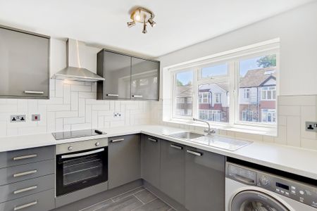 St Philips Avenue, Worcester Park - Photo 3