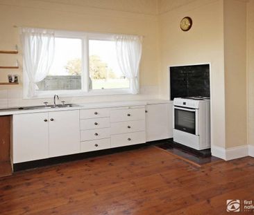 Character home on 1 acre! - Photo 2