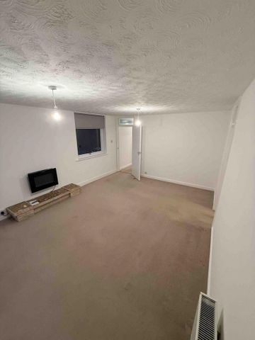 3 bedroom flat to rent - Photo 5