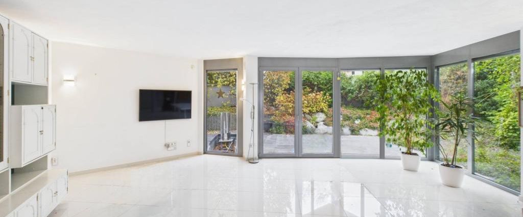 Exklusive 3-Zimmer-Wohnung mit separatem Eingang, großzügiger Terrasse, Garage und Stellplatz - Photo 1