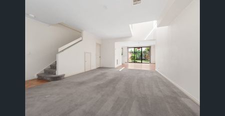 Sunny and spacious! - Photo 3