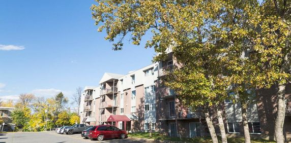 4 1/2 Vanier -ascenseur- proche des commodités- libre immédiatemment - Photo 2