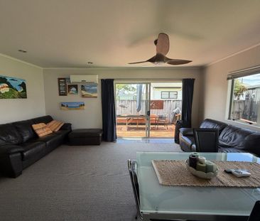 Charming 2-Bedroom House with Sleepout - Photo 2