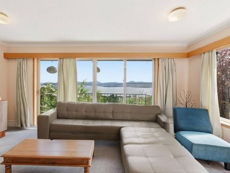 Views & Sunshine in the heart of Sandy Bay - Photo 3