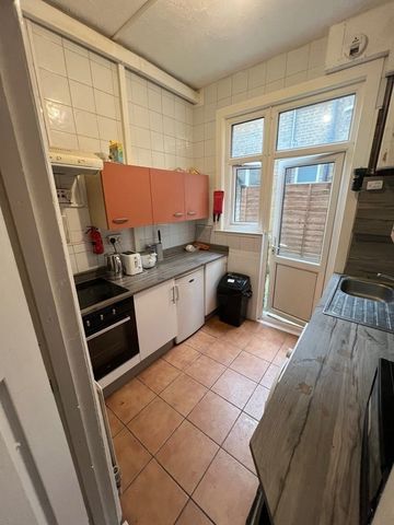 Room in a Shared House, Hanover Rd, NW10 - Photo 2