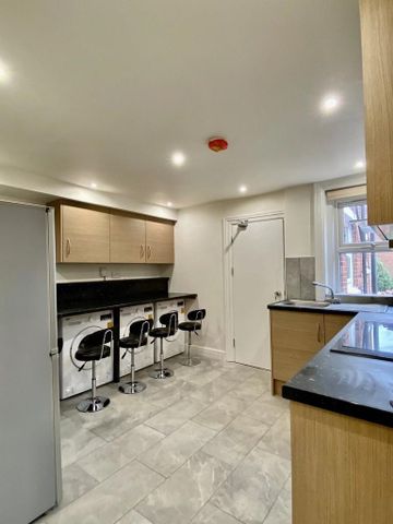 4 bedroom semi-detached house to rent - Photo 3