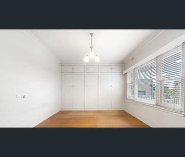 Elevated Family Home with District Views and Huge Rear Garden - Photo 4