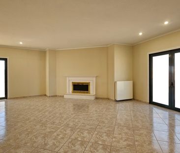 ΘΕΡΙΣΣΟΣ, ΣΕ ΜΟΝΑΔΙΚΗ ΘΕΣΗ ΜΠΡΟΣΤΑ ΣΕ ΠΛΑΤΕΙΑ ΜΕ ΑΝΕΜΠΟΔΙΣΤΗ ΘΕΑ, Ε... - Photo 1