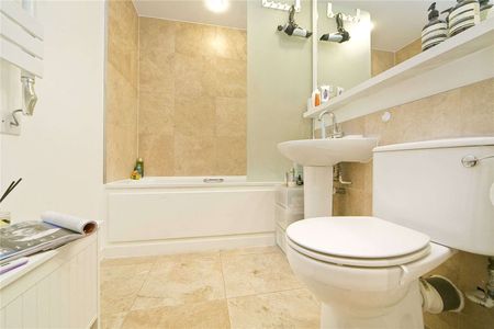 A two double bedroom apartment set on the second floor of this iconic development close to Angel & Old Street. - Photo 4