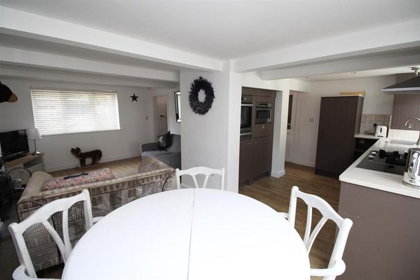 2 bedroom cottage to rent - Photo 1