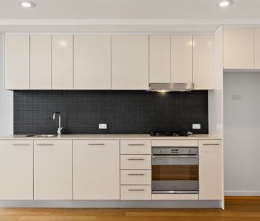 Modern Apartment with Style, Light & Location - Photo 4