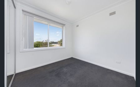Top-Floor One-Bedroom in the Heart of Kingsford - Photo 3