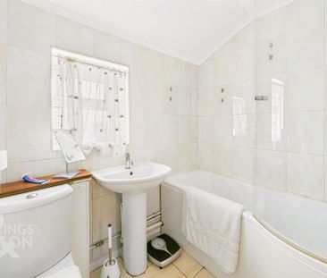 2 bedroom end of terrace house to rent - Photo 3