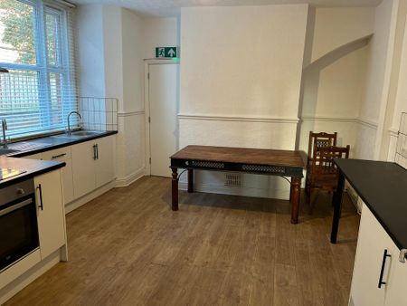 6 bedroom semi-detached house to rent - Photo 5