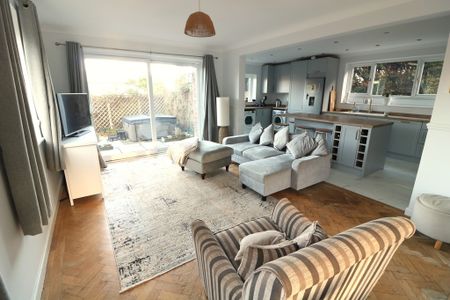 Guildford Road Westcott, Dorking - 4 bedrooms Property for lettings - Seymours - Photo 4