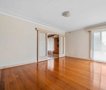 Spacious 4-Bedroom Family Home with gardening included! - Photo 4