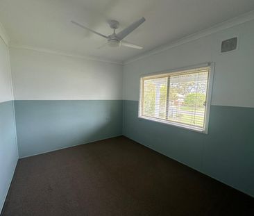 Family Home - 4 Beds / 2 Bathrooms / Wood Fire Heating. - Photo 3