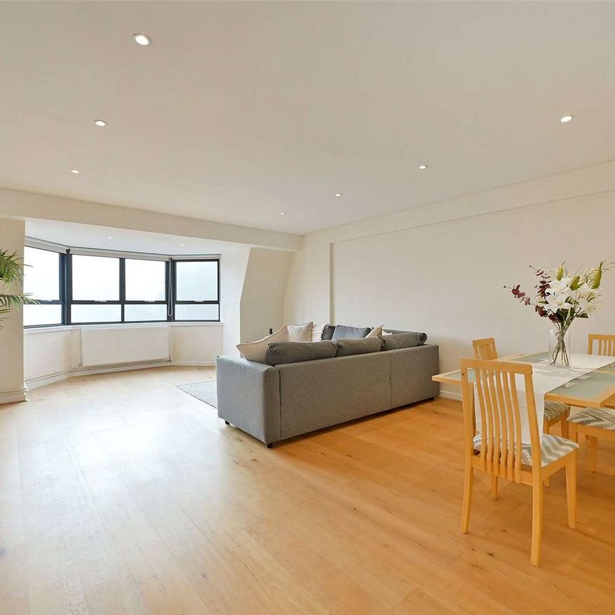 A spacious and modern two bedroom apartment with breath-taking views of Windsor Castle. - Photo 1