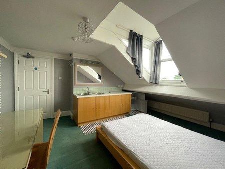 1 bedroom in a house share to rent - Photo 2