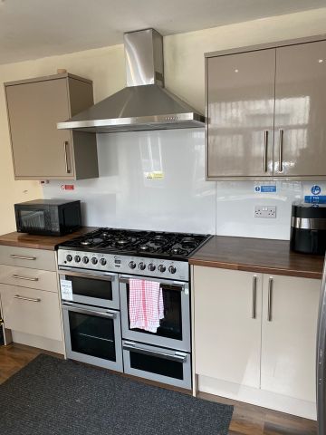 Room in a Shared House, Bolton Road Farnworth Bolton, BL4 - Photo 2