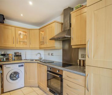 2 bed Flat To Let - Photo 3