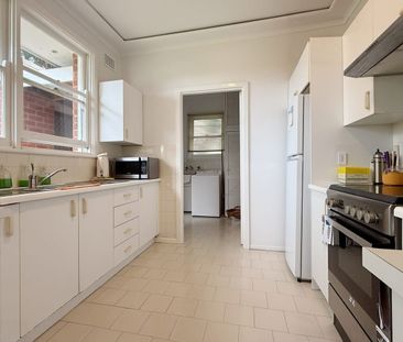 Three-bedroom family home for lease - Photo 2