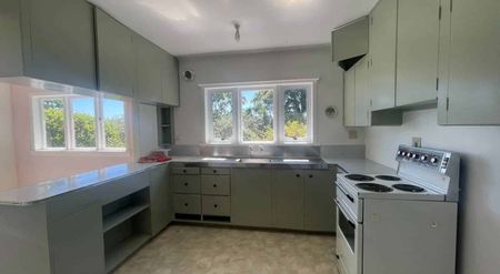 Charming Home with plenty of outdoor space. - Photo 5