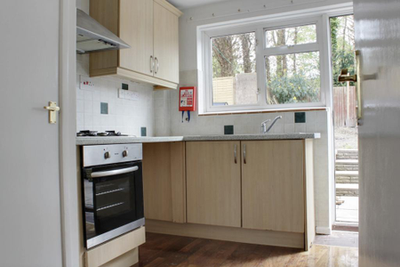 3 bedroom semi-detached house to rent - Photo 5