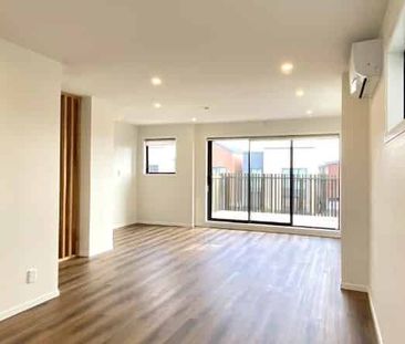 Beautiful 3 Bedroom Townhouse in Hobsonville - Photo 1