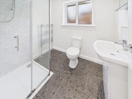 4 bedroom semi-detached house to rent - Photo 3