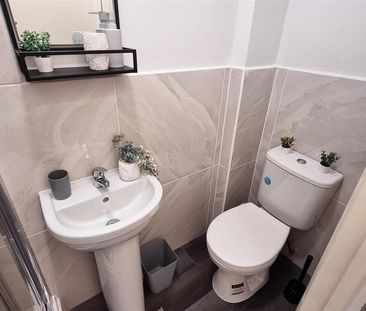 1 bedroom in a house share to rent - Photo 4