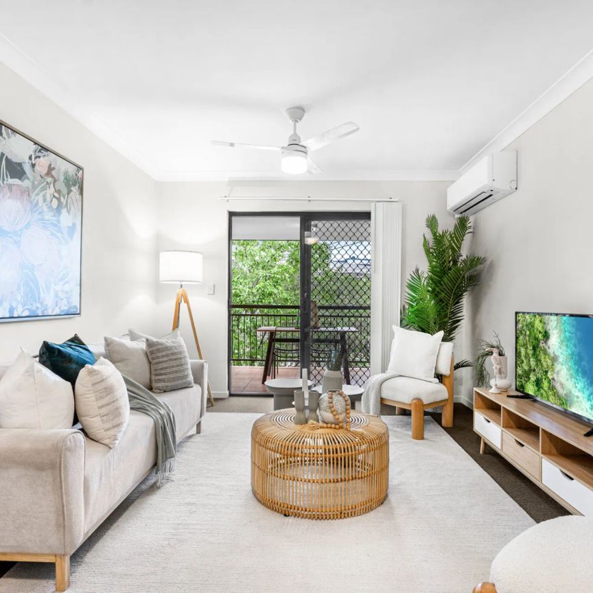 Spacious 2 bedroom, 2 bathroom unit in a small complex. - Photo 1