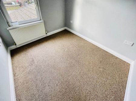 Woodside Crescent, EBBW VALE - Photo 3