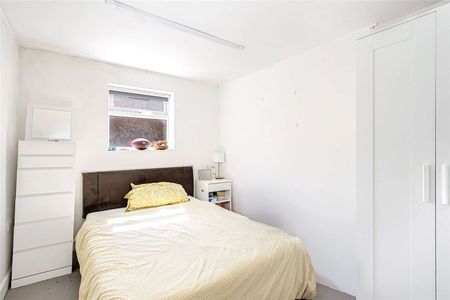 A modern two bedroom apartment located close to Queenstown Road Station. - Photo 4