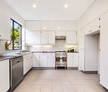 Character filled family home - Photo 6