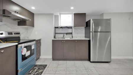 Semi-Detached Home For Lease | W8068876 - Photo 2