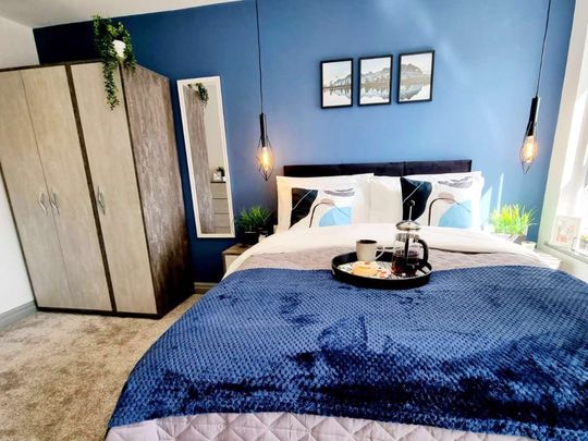 Choose your vibe from 6 incredible suites in this stunning new house share. 😎 Room 5 - Photo 1