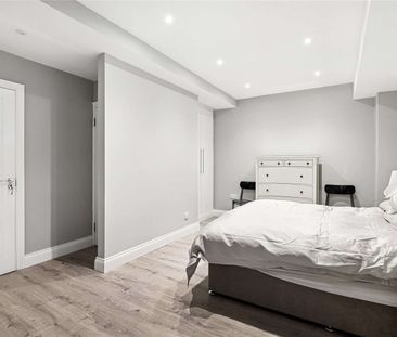 A recently refurbished large studio apartment. - Photo 1