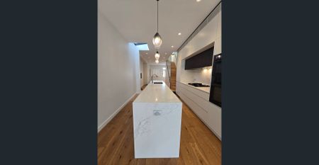 Modern Luxury in a Beautifully Renovated Terrace - Photo 5