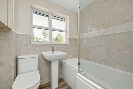 A well-presented four-bedroom family home with garage and off street parking, located approximately 1 mile from Cobham high street - Photo 5