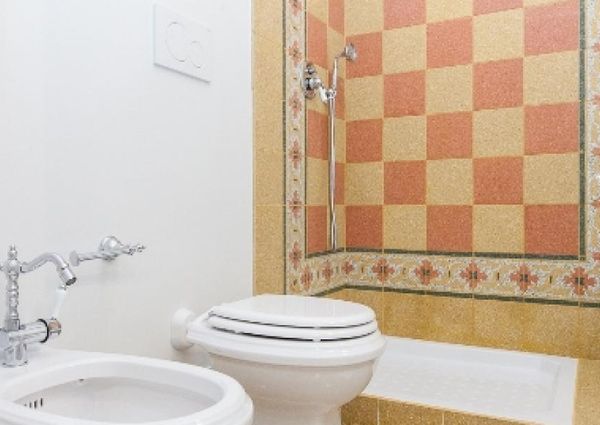 Center-Historic Jewish Quarter: Elegant apartment situated in beautiful Palazzo Nobiliare. Entrance, spacious living with original wood frescoed ceilings, large modern dining and kitchen, 4 bedrooms, 4 Baths, small terrace. #1527