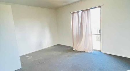 Spacious 2 Bedroom - Photo 2