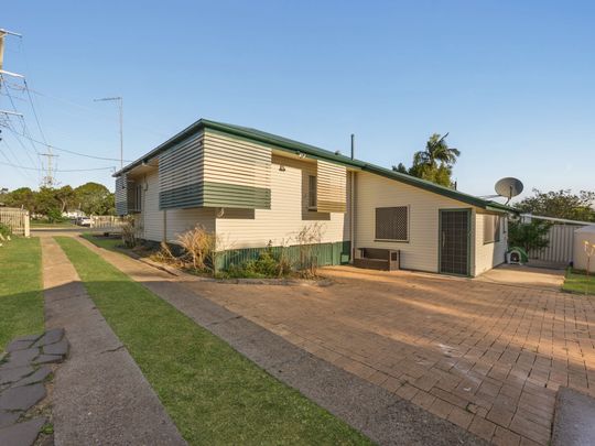 19 Russell St, Silkstone QLD 4304 - House For Rent | Domain - Photo 1